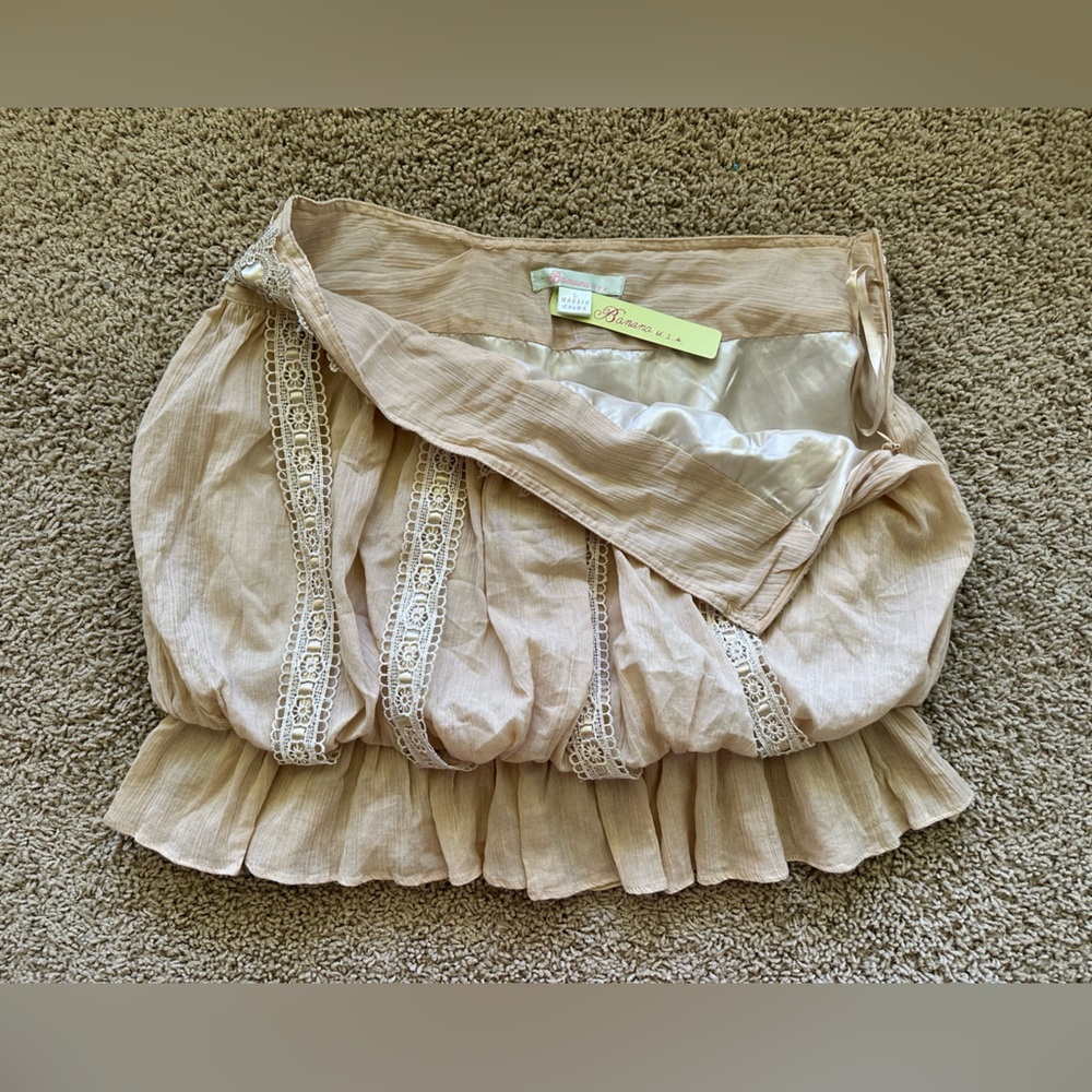 Elegant Cream Mini Skirt with Lace Detailing - Picture 2 of 11